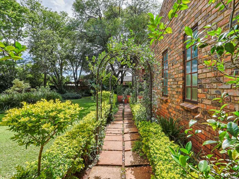 Spacious Family Home with Character & Separate Flatlet - Photo 2