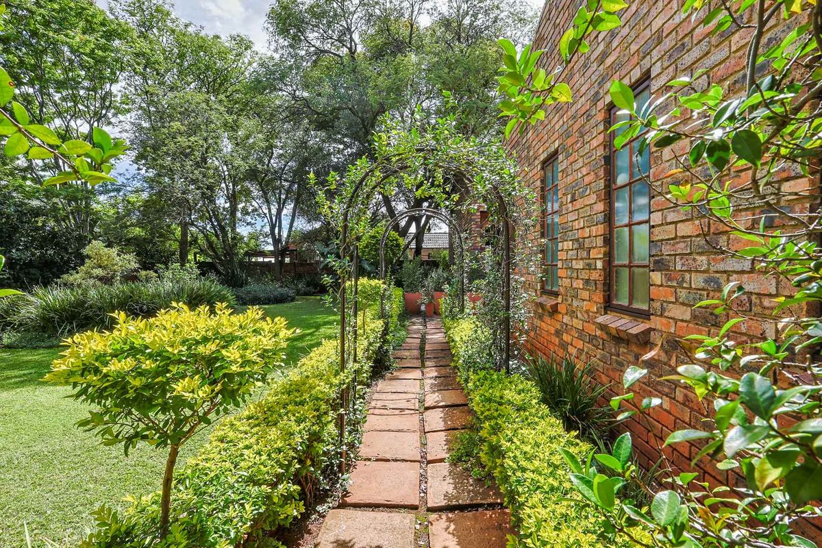 Spacious Family Home with Character & Separate Flatlet - Photo 2