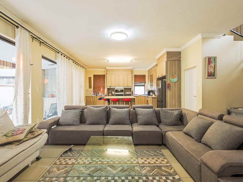 3 Bedroom Family Home with Pool & Covered Patio - Photo 4