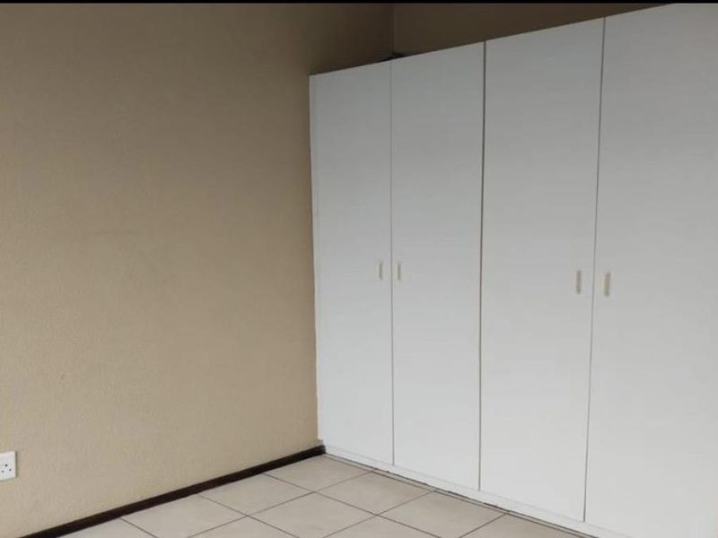 Secure & Serene Living: 2-Bedroom Apartment in Honeydew - Photo 4