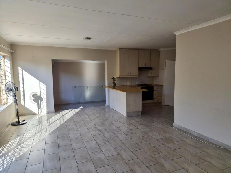 Spacious and light-filled 3-bedroom townhouse available to rent in the sought-after Ilala Palms complex in Eldoraigne. - Photo 5