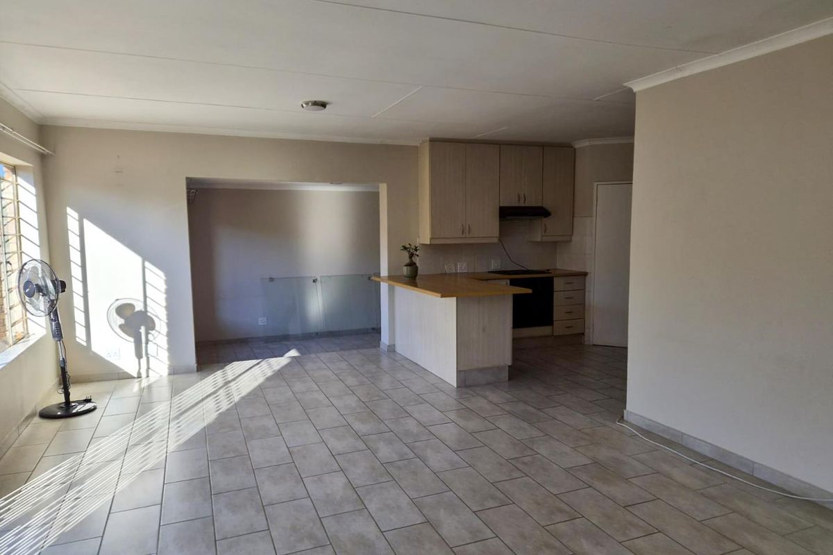 Spacious and light-filled 3-bedroom townhouse available to rent in the sought-after Ilala Palms complex in Eldoraigne. - Photo 5