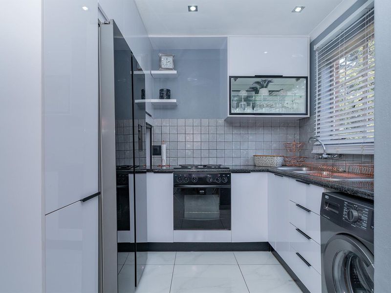 Modern, Safe & Secure 3-Bedroom Townhouse in Van Riebeeck Park - Photo 9