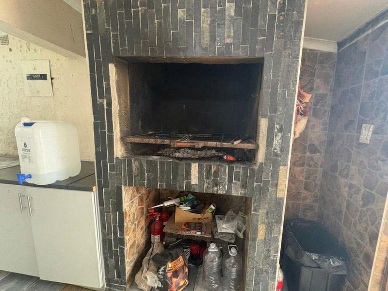 3 bedroom, 2 bathroom house with 2 Flatlets - Photo 7