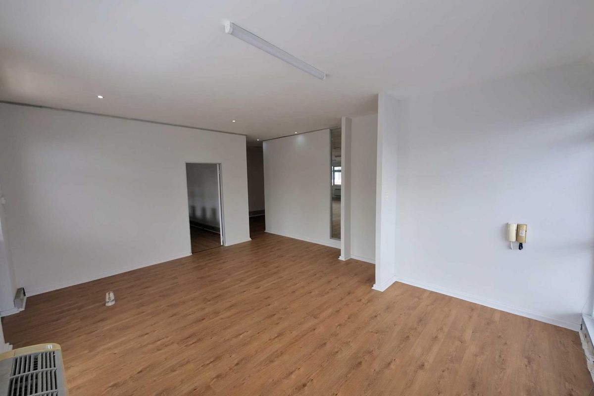 Verstile, Light-Filled Office in Century Square! - Photo 3