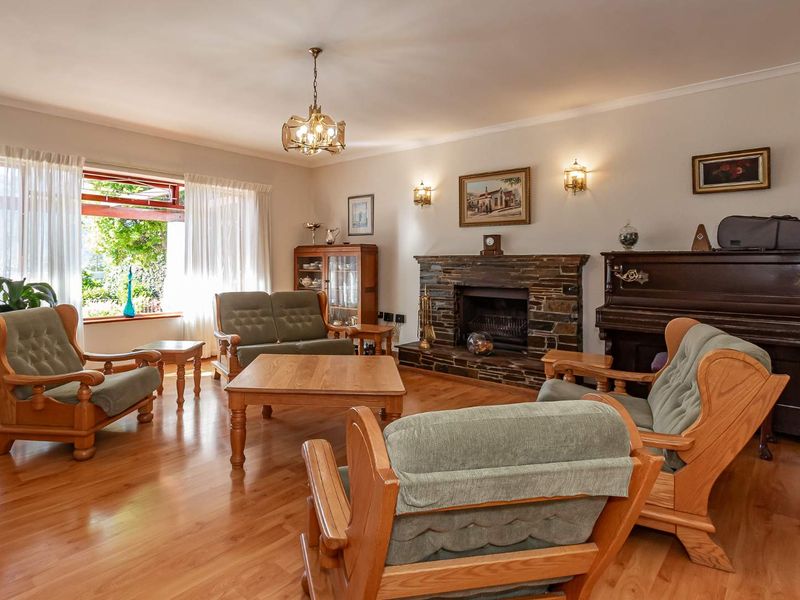 SPACIOUS & BRIGHT MOUNTAINSIDE FAMILY HOME WITH VALLEY VIEWS - Photo 2