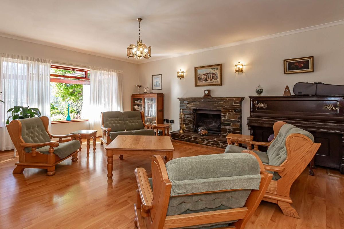 SPACIOUS & BRIGHT MOUNTAINSIDE FAMILY HOME WITH VALLEY VIEWS - Photo 2