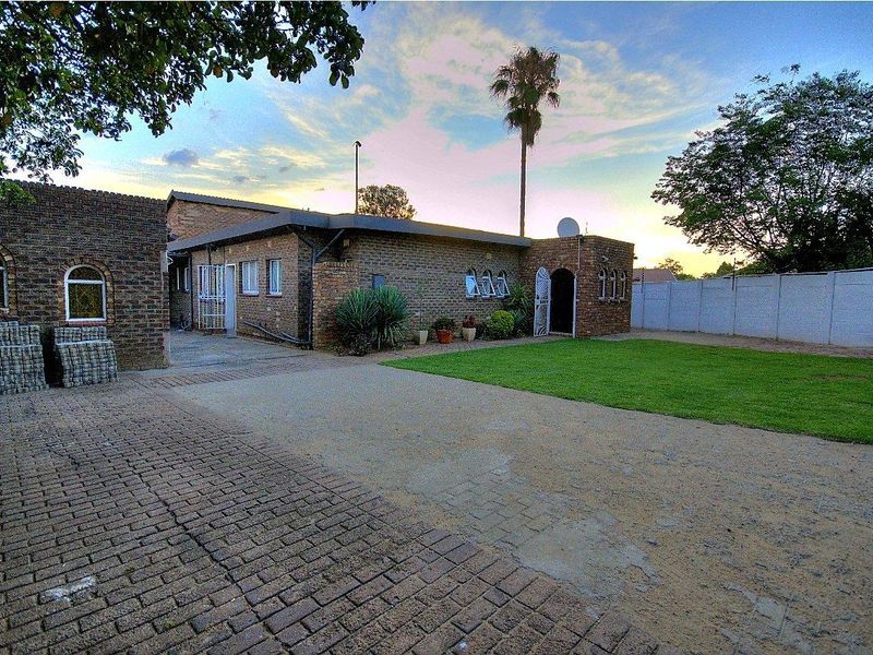 Giant family home with 2 bed- 2 bath cottage! - Photo 2