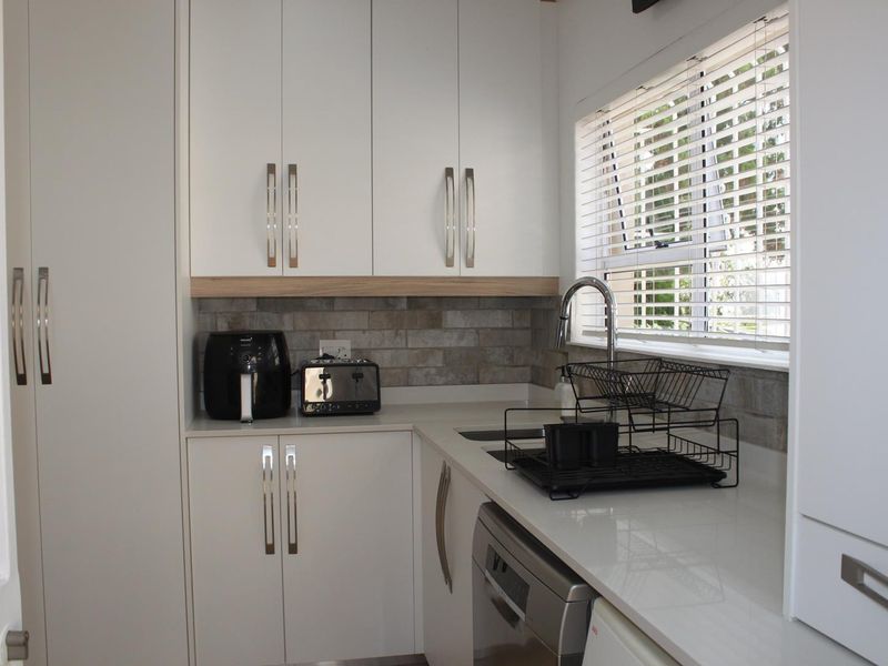 Modern Elegance Meets Timeless Luxury – Stunning 4-Bedroom Home with Pool, Cottage & Study for Sale in Bedfordview - Photo 8