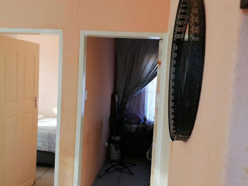 A stunning ready to move in 2 Bedroom House - Photo 9