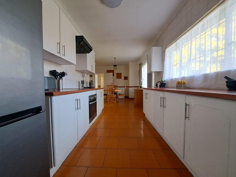 Spacious Family Home with Lush Garden & Entertainment Area - Photo 8
