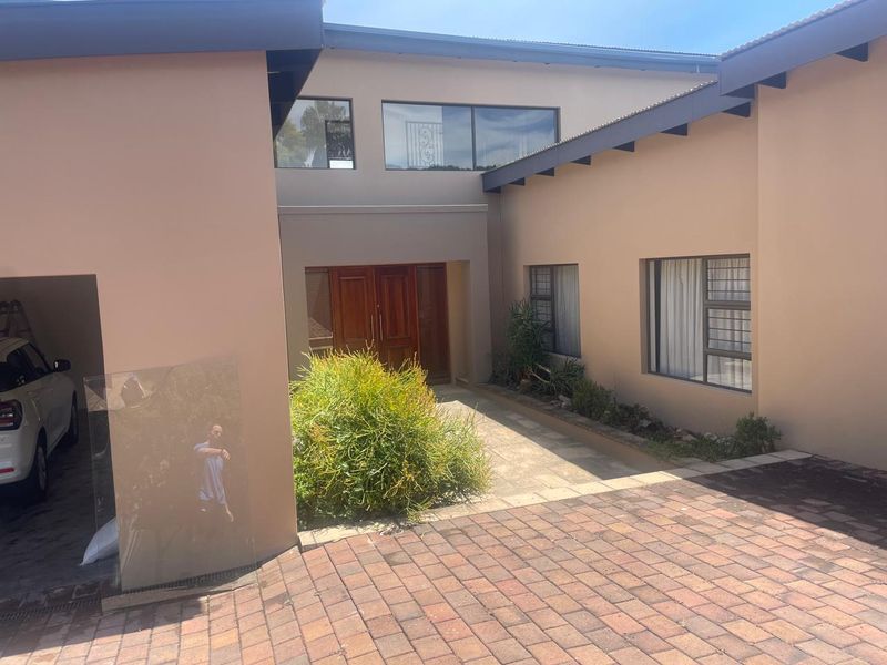 Modern double-storey home in Randpark Ridge featuring an indoor pool, 3 en-suites, wine cellar, double garage, plus a separate 2-bed cottage with its own garage - Photo 4