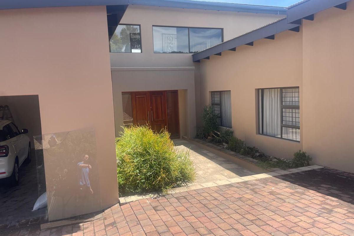 Modern double-storey home in Randpark Ridge featuring an indoor pool, 3 en-suites, wine cellar, double garage, plus a separate 2-bed cottage with its own garage - Photo 4