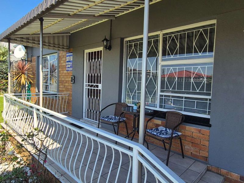 Stunning 4 bedroom property - Neat as a pin - Photo 3