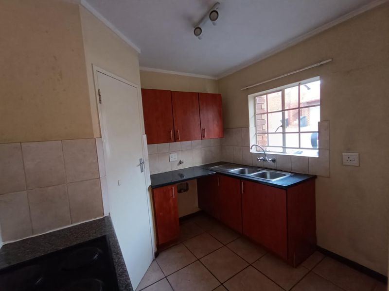 CENTURION - THE REEDS - BARCELONA  SECURITY COMPLEX - LARGE GARDEN - 2 BED - 1 BATH - Photo 8