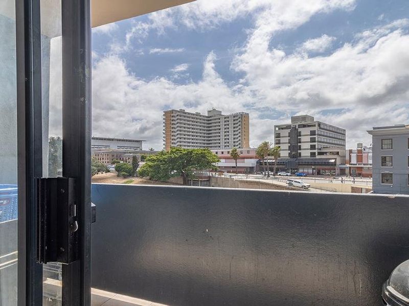 Neat Duplex Apartment with Balcony - Photo 6