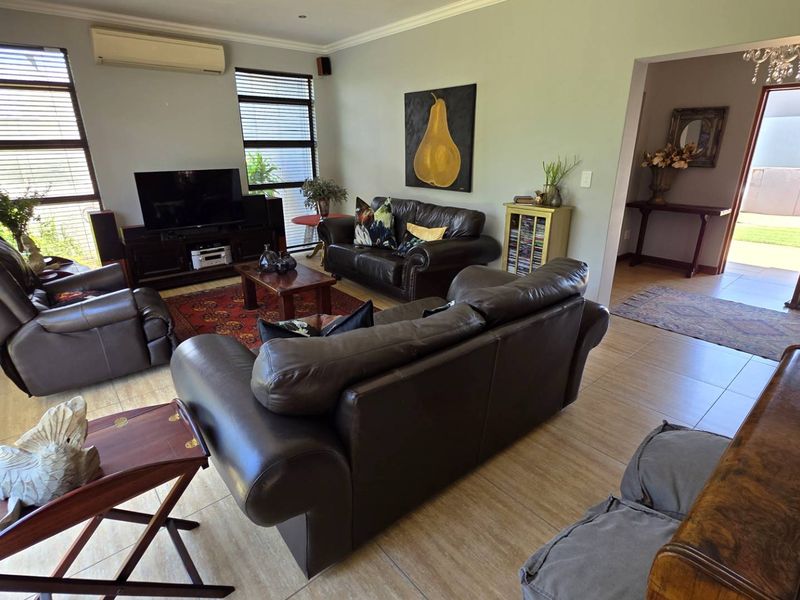 Immaculate 4 Bedroom Family Home In Leloko - Photo 8