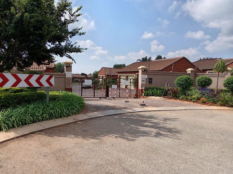 2 BEDROOM TOWNHOUSE TO RENT IN MORELETA PARK - Photo 3