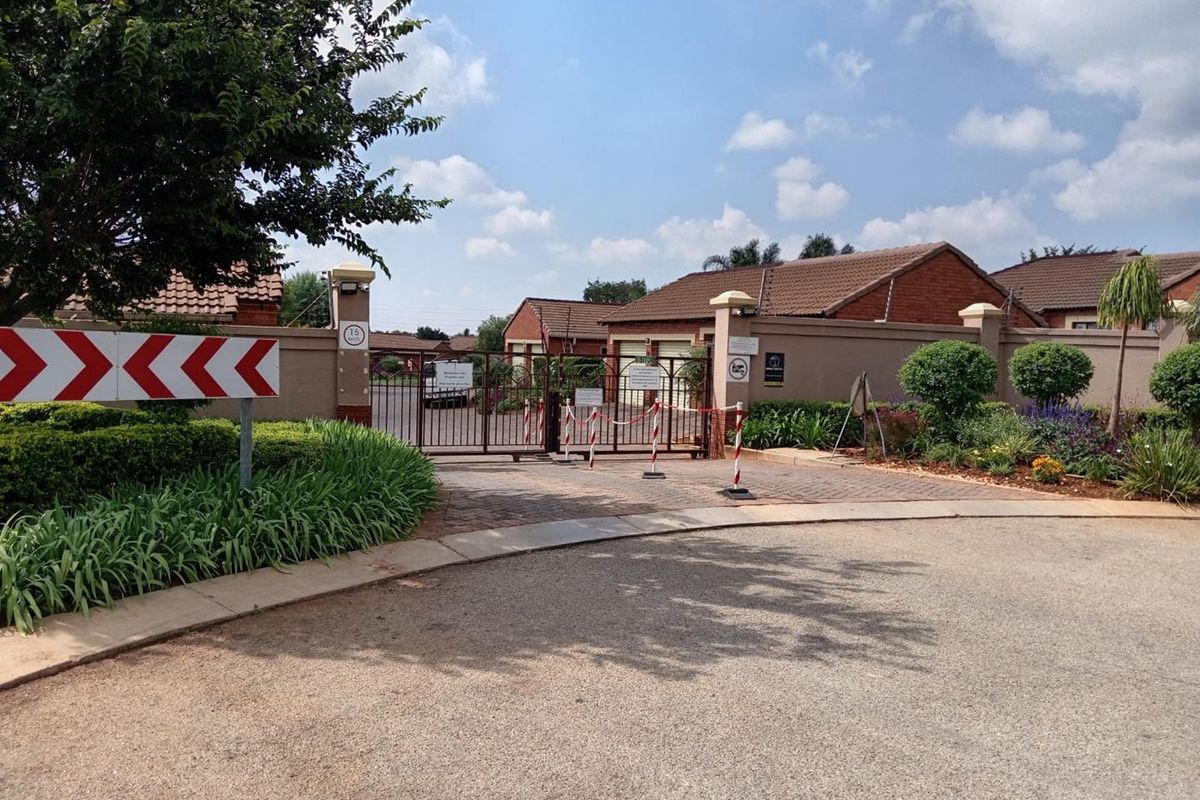 2 BEDROOM TOWNHOUSE TO RENT IN MORELETA PARK - Photo 3
