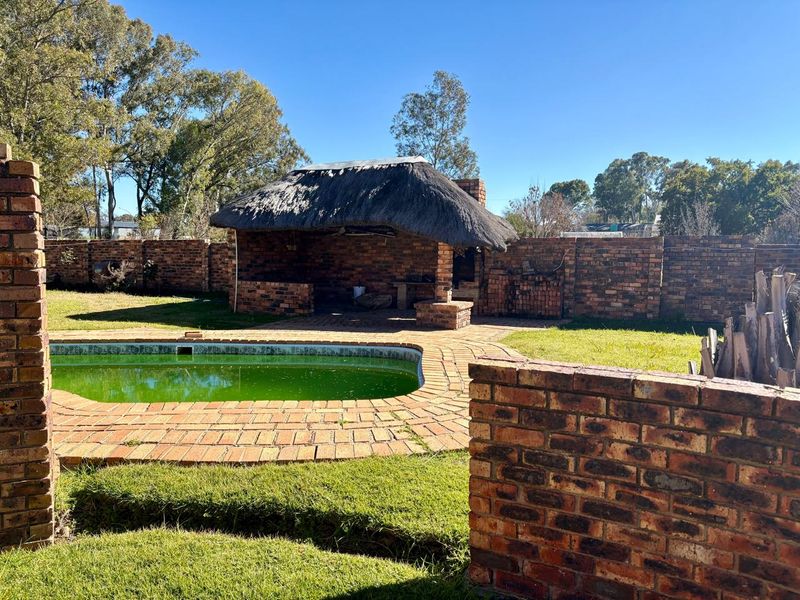 Four Bedroom Modern Spacious Family Home with Swimming pool in Heilbron - Photo 8