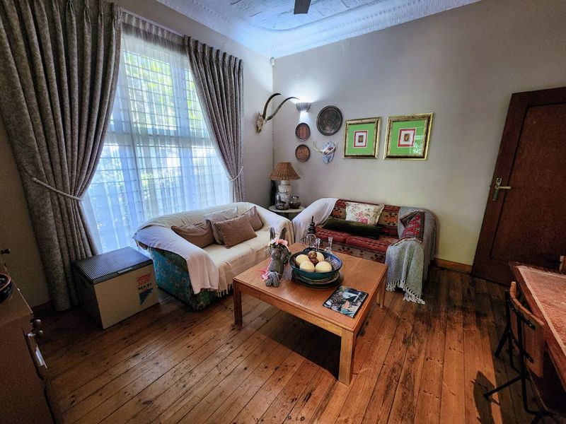 Charming Riviera Classic with Large Established Garden - Photo 9