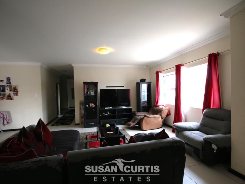 Spacious 3-Bed Home with BBQ & Triple Garage! - Photo 6