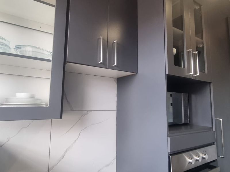 This lock up and go upstairs Modern unit is up for grabs in a lovely quiet security complex - Photo 3