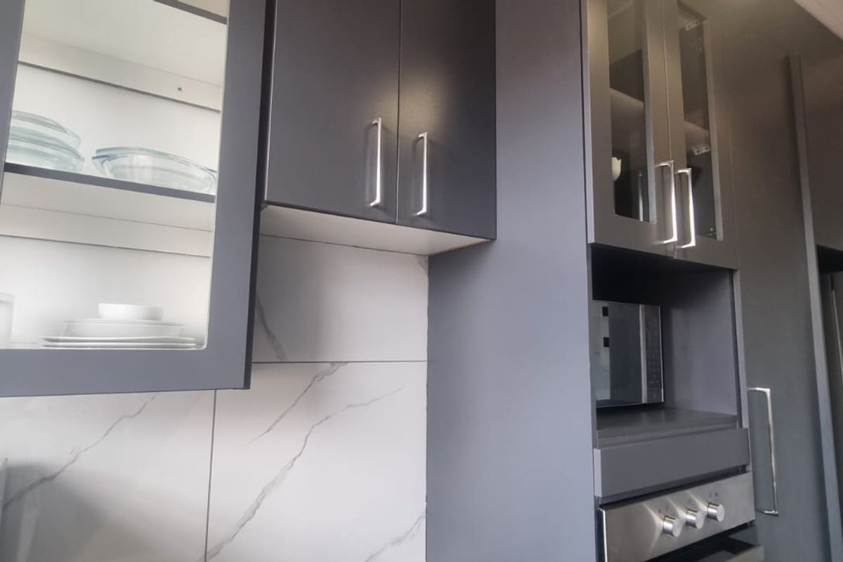 This lock up and go upstairs Modern unit is up for grabs in a lovely quiet security complex - Photo 3