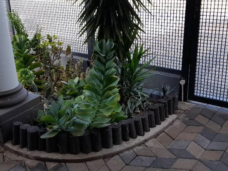 STUNNING DOUBLE-STOREY 4 BEDROOM HOUSE FOR SALE IN HOCHLAND PARK - Photo 2