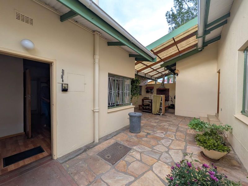 House for sale in Klein Windhoek -excellent for developers - Photo 7