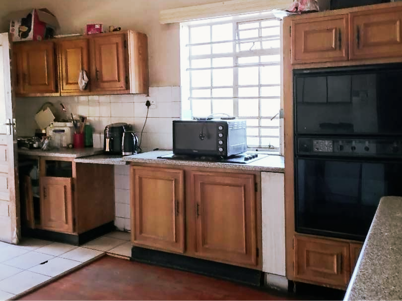 4 Bedroom home with 4 Garages and 1cottage - Photo 3