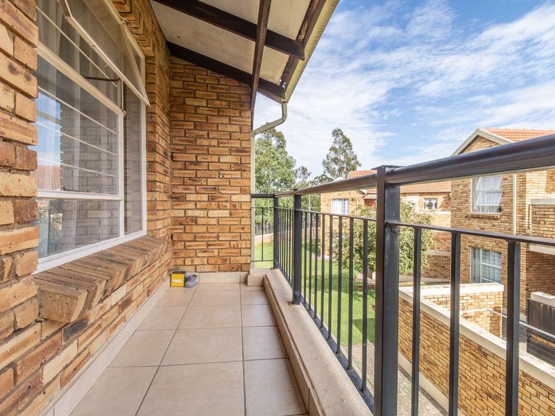 Move-In Ready: 2-Bed apartment with Private Balcony to rent in Honeypark - Photo 5