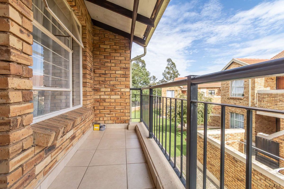 Move-In Ready: 2-Bed apartment with Private Balcony to rent in Honeypark - Photo 5