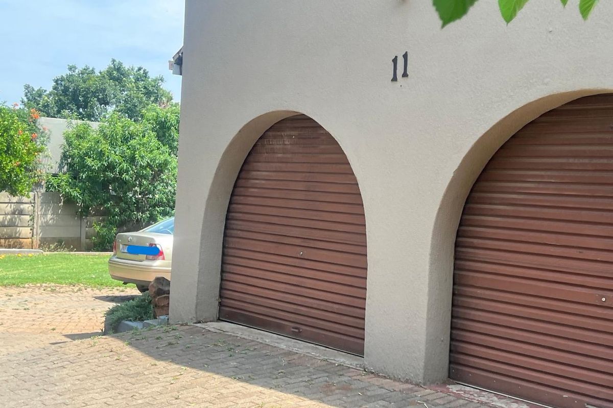 Family home in the heart of Brackendowns. - Photo 4