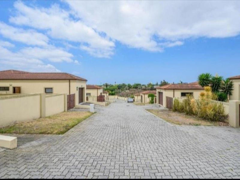 Lovely Townhouse: Secure Complex, Modern Comforts! - Photo 3