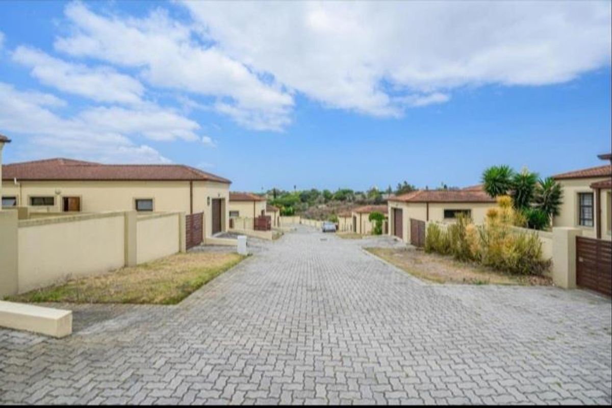 Lovely Townhouse: Secure Complex, Modern Comforts! - Photo 3