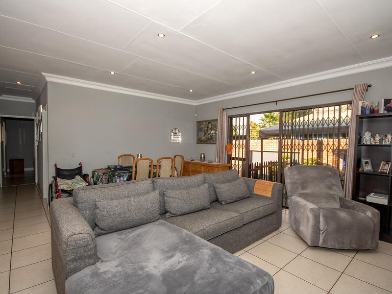 Stunning 3 bedroom simplex for rent - Photo 3