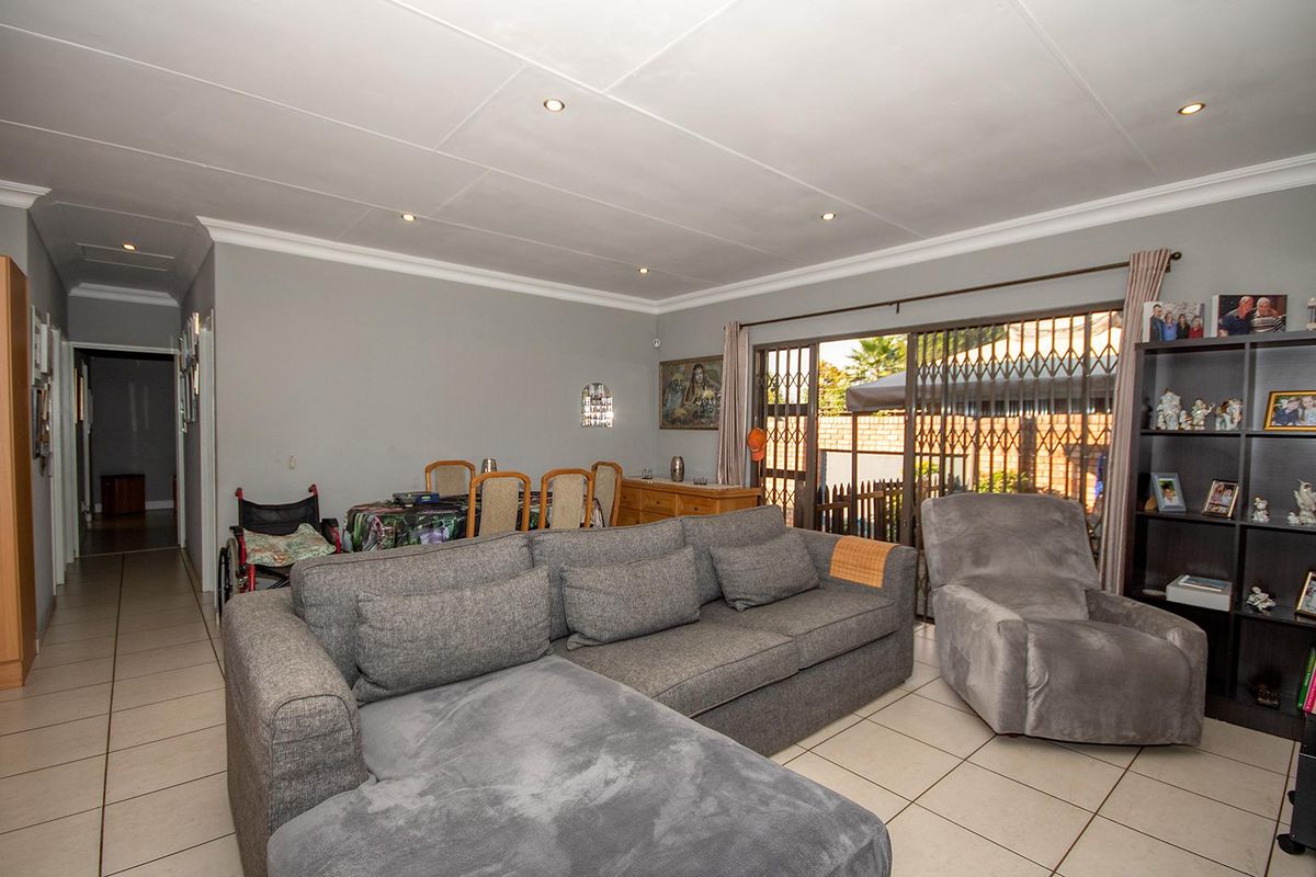 Stunning 3 bedroom simplex for rent - Photo 3