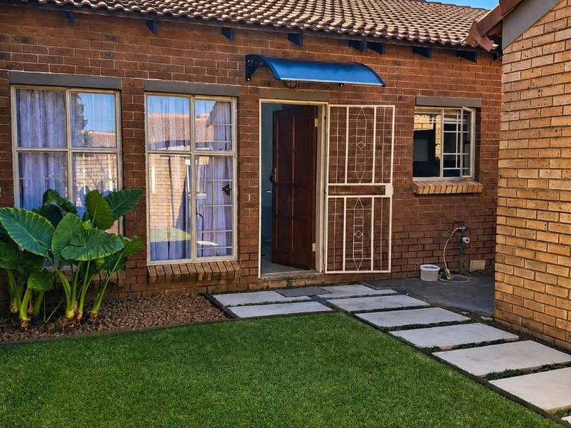 2 BEDROOM TOWNHOUSE WITH SPLASH POOL TO RENT IN EQUESTRIA ESTATE – OVERBERG COMPLEX - Photo 1