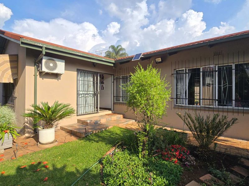 Perfect Family Haven with bonus Flatlet & Sparkling pool in Sinoville - Photo 6