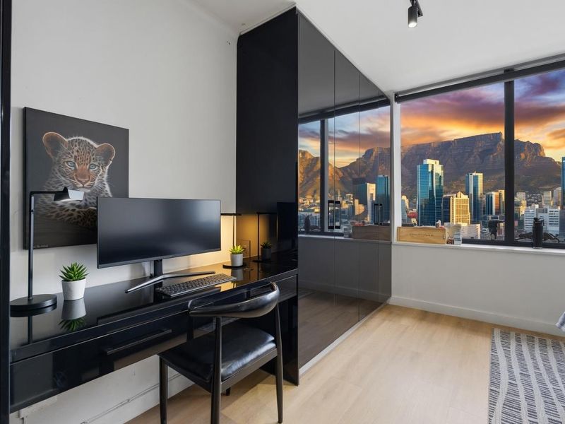 Wake up to Table Mountain perfectly framed in your window like a living painting. - Photo 9