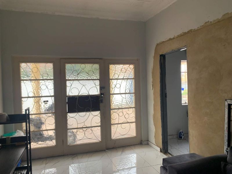 For Sale: Spacious 5-Bedroom House in Quiet Rosettenville Street - Photo 3