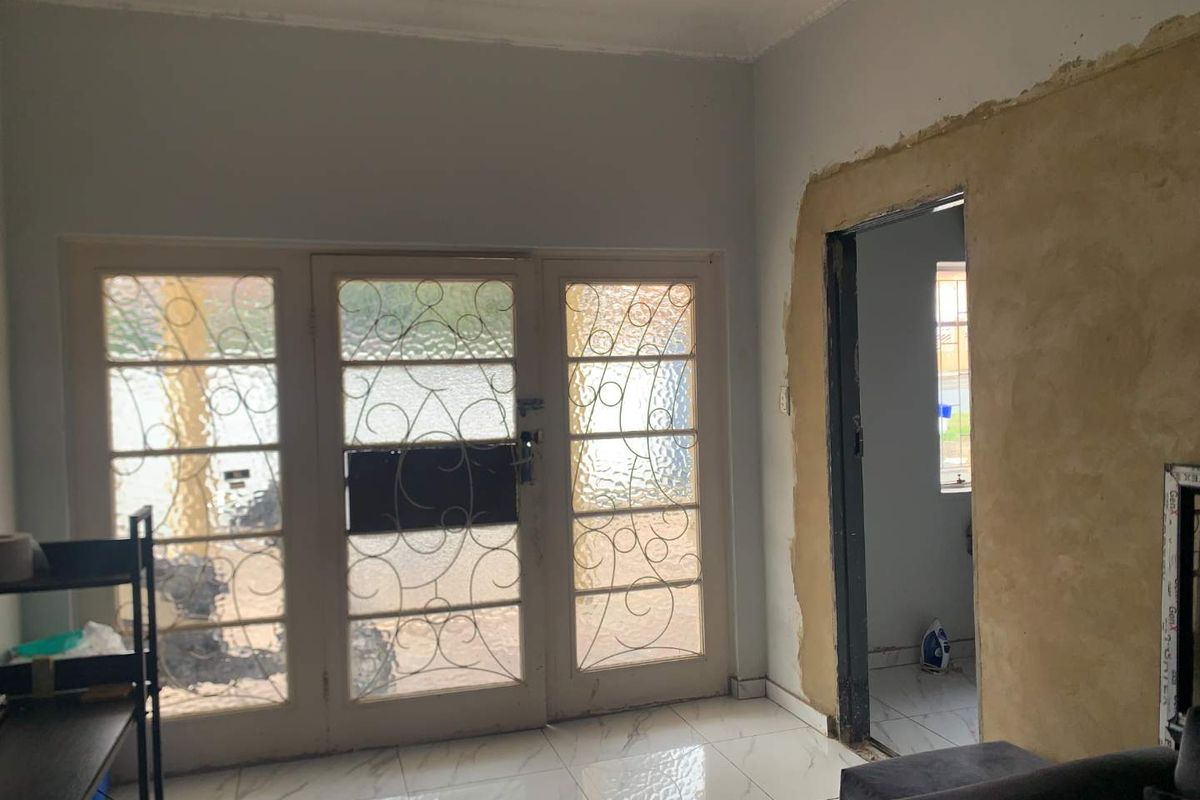 For Sale: Spacious 5-Bedroom House in Quiet Rosettenville Street - Photo 3