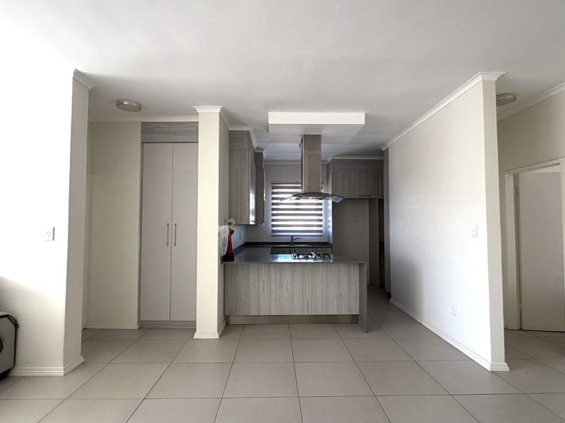A spacious 3 bedroom, 2 bathroom in a secure estate. - Photo 7