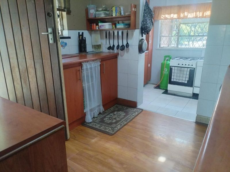 Spacious Escombe Home with Flatlet and Pool - Photo 9