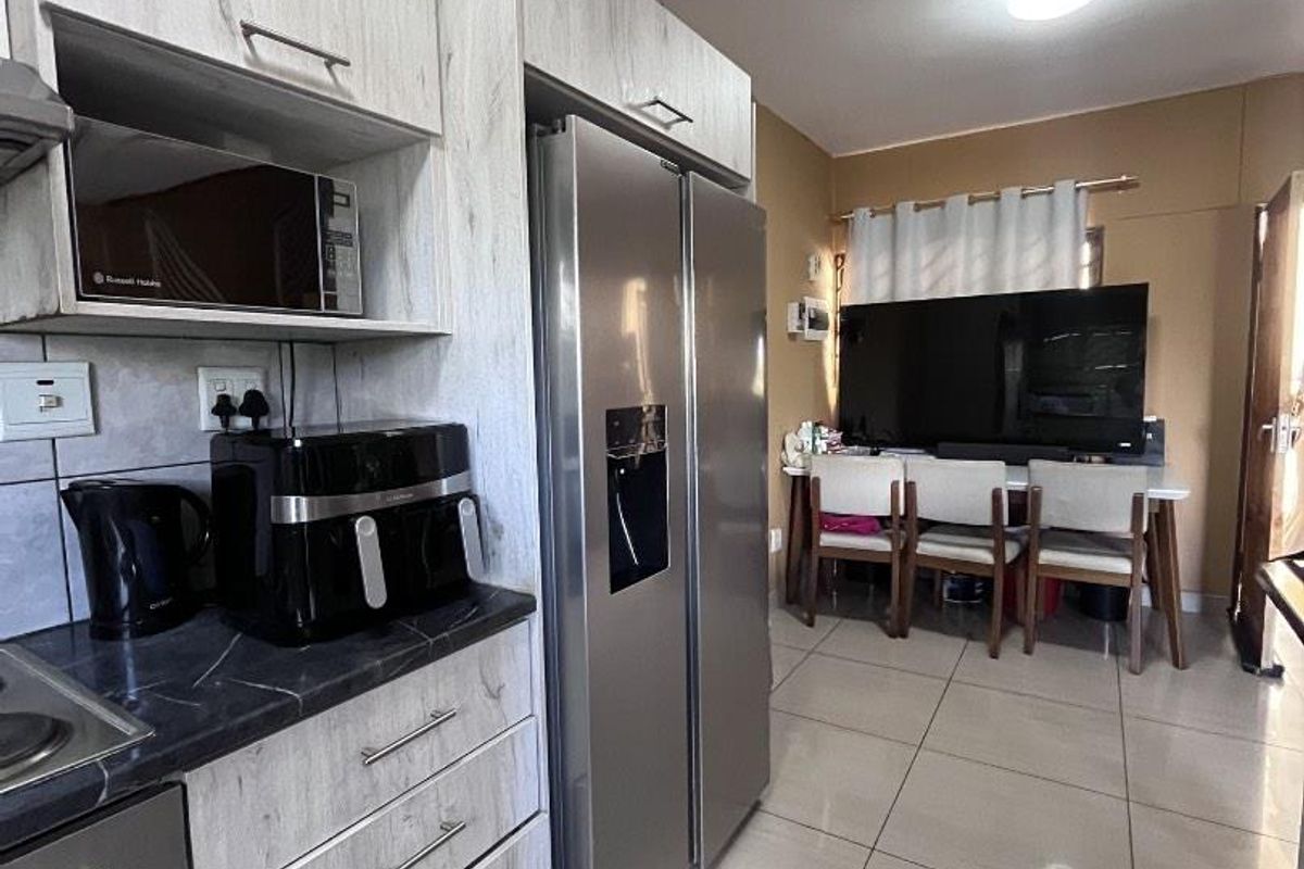 3-Bedroom Townhouse for Sale in Hillary Court, Otjomuise | N$1,200,000 (excluding costs) - Photo 2