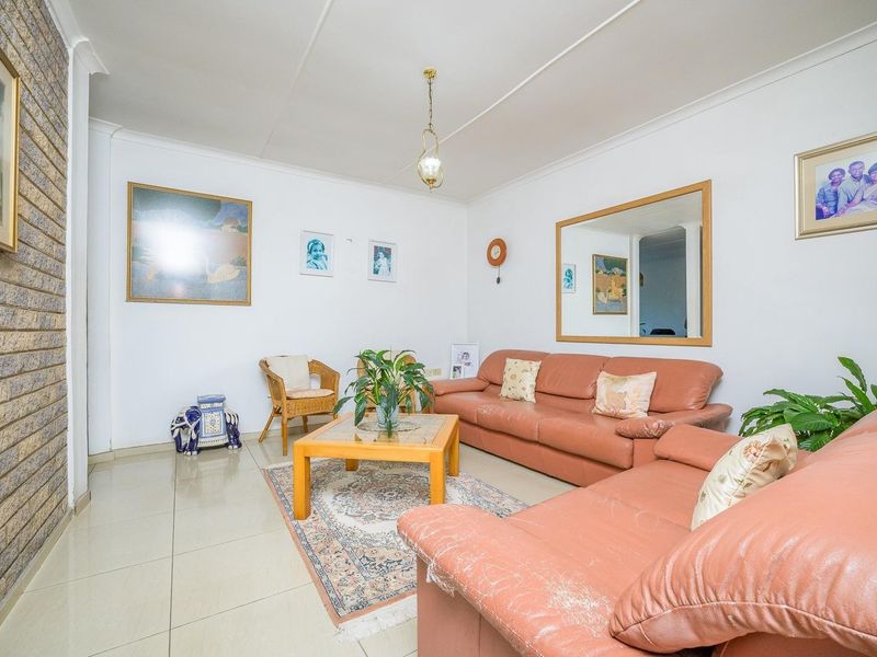 Spacious &amp; Secure Family Home in Shallcross with a View! - Photo 4