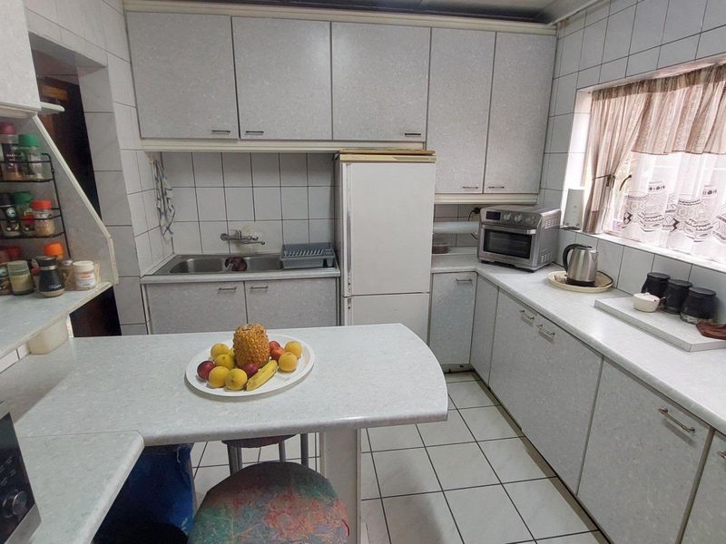 Charming Home with Separate Flatlet & Spacious Backyard - Photo 2