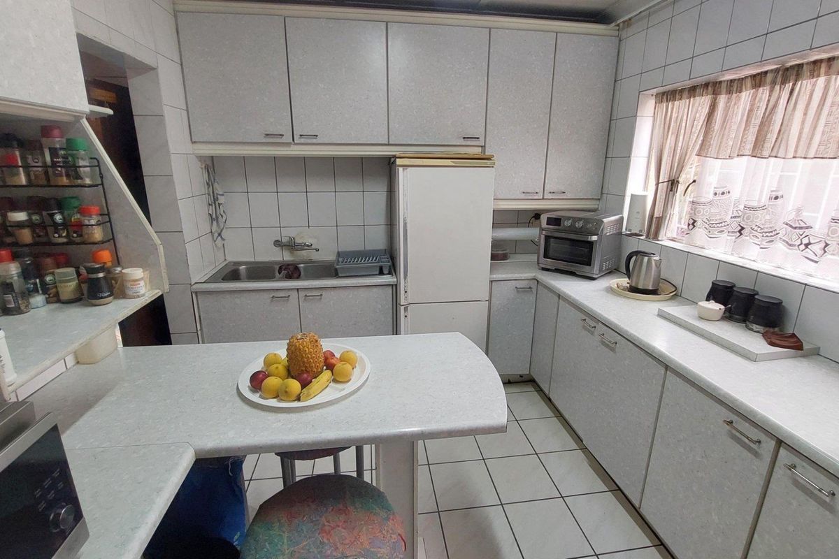 Charming Home with Separate Flatlet & Spacious Backyard - Photo 2
