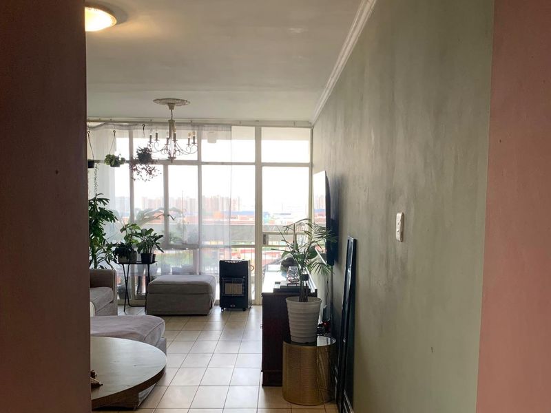 Spacious Apartment in Secure Majestic Towers, Parktown - Photo 2